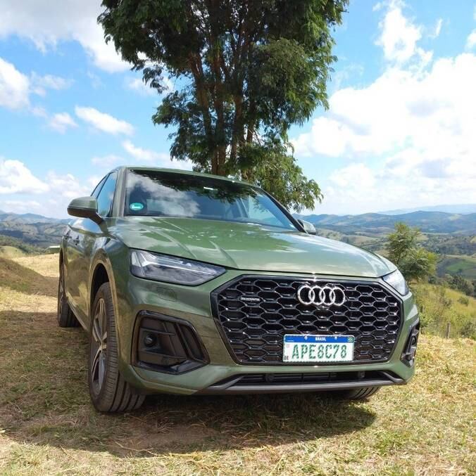 Faróis são finos e angulares e o capô é longo e traz quatro grandes vincos