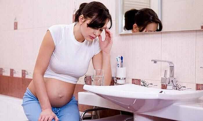 mulher grávida com enjoo