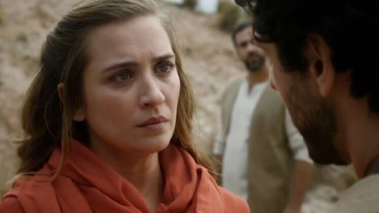 Joabe (Mario Bregieira) viu a mãe sair da tenda de Abner e ficou inconformado com a situação. Em um outro dia, quando ela tentou aconselhá-lo sobre Mizpá (Camila Mayrink), o jovem rebateu: "Enquanto você não for mulher para contar para o seu marido o que você anda aprontando, você não tem moral nenhuma para chegar aqui e dizer o que eu devo ou não devo fazer". Jéter ouviu a conversa e um novo problema se instaurou no casamento com Zeruia. Quer saber o que mais aconteceu? É só acessar PlayPlus.com e rever os episódios na íntegra! Acompanhe Reis — A Perseguição de segunda a sexta, às 21h, na tela da Record TV
