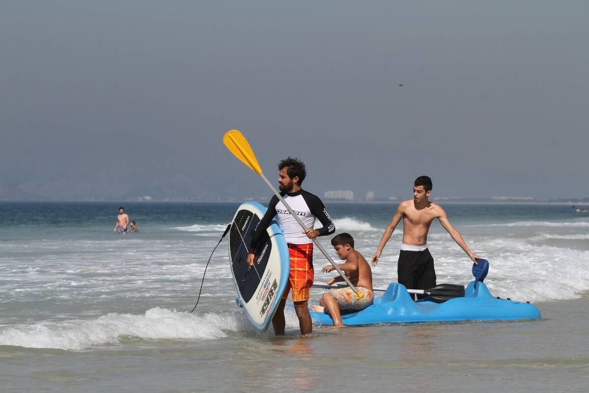 Bruno Gagliasso e Ricardo Pereira praticam stand up paddle na praia da Barra da Tijuca, no Rio