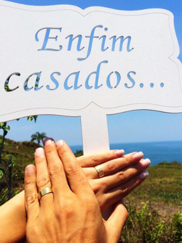 Os dois mostraram, orgulhosos, a aliança de casados para os seguidores das redes sociais