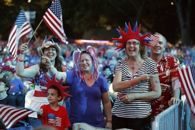 Durante a noite de quinta para sexta-feira, espectadores agitam
bandeiras americanas ao acompanhar o tradicional show de 4 de Julho em Boston,
nos Estados Unidos, que combina concerto ao ar livre e fogos de artifício