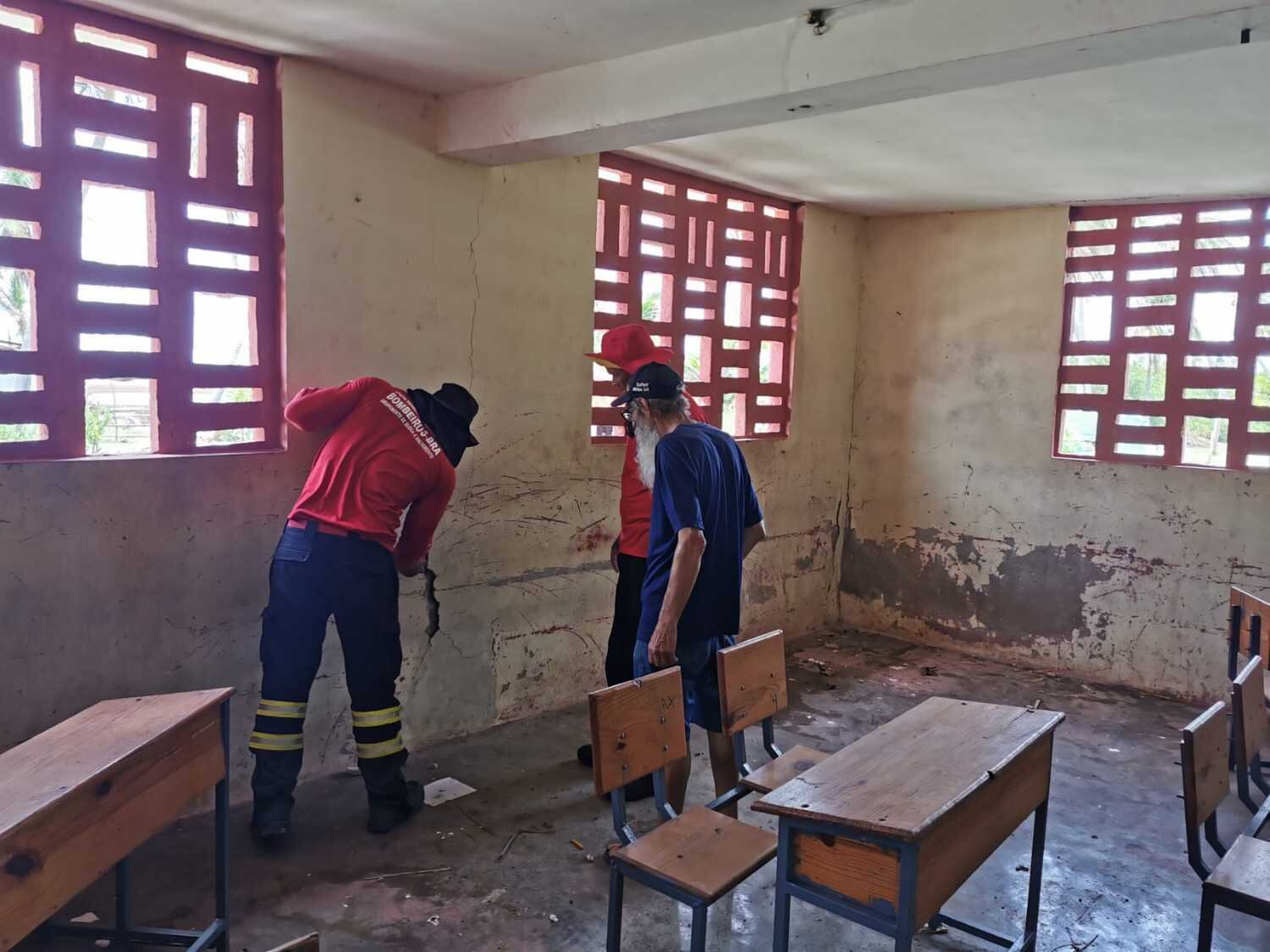 Militares dos bombeiros do DF inspecionam escola atingida por terremoto no Haiti.
