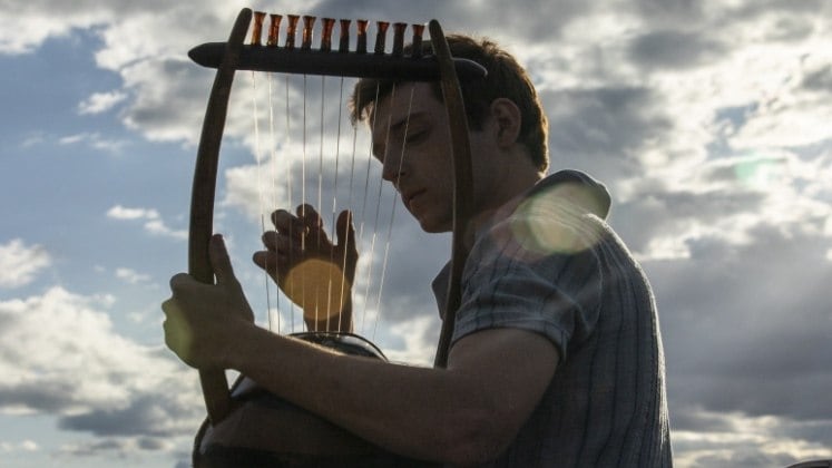 Um dos talentos de Davi é aptidão com a música. Ele é um harpista talentoso e compositor de inúmeros salmos da Bíblia