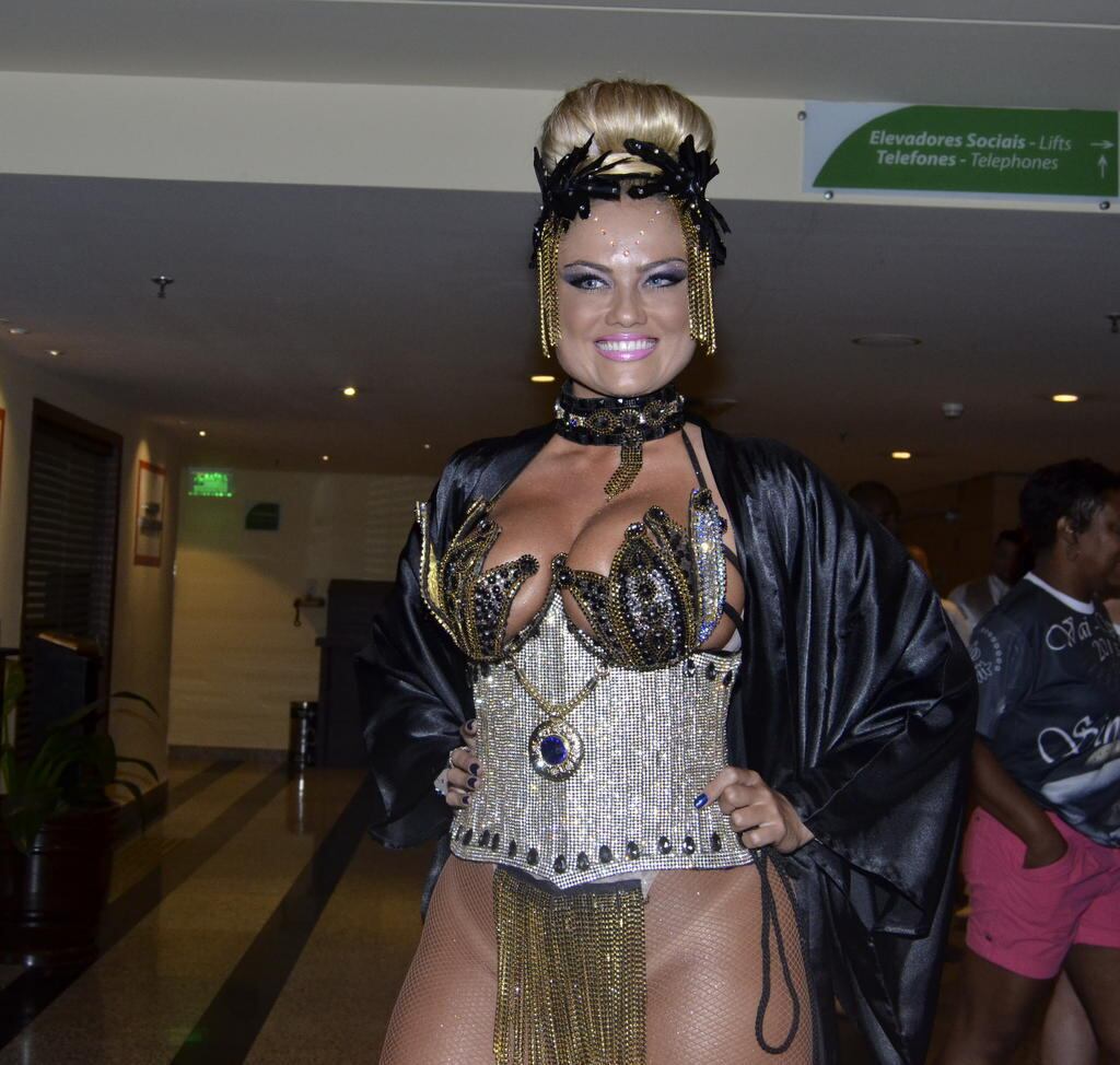 Ellen Roche curte terceiro lugar da Rosas de Ouro no desfile das campeãs de São Paulo
