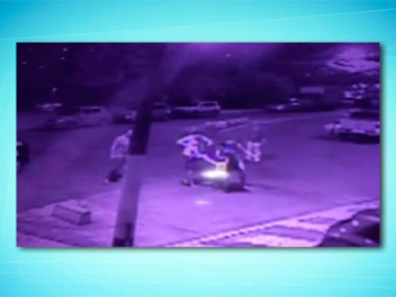Ao
se aproximar do carro para conversar com o namorado da irmã, ele foi recebido
com empurrões, socos e chutes. Câmeras de segurança do prédio mostram toda a
ação