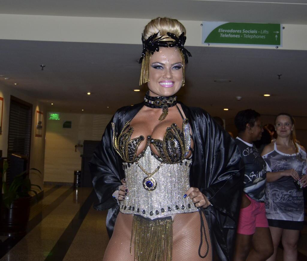 Ellen Roche curte terceiro lugar da Rosas de Ouro no desfile das campeãs de São Paulo