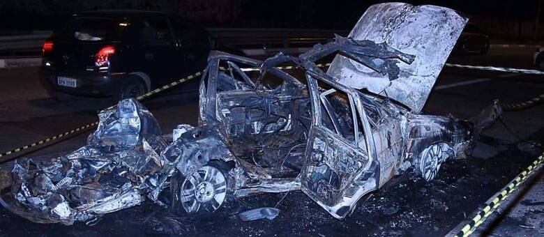 O motorista não teve ferimentos porque abandonou o carro minutos antes da explosão