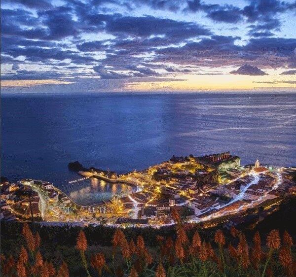 O ídolo do Real Madrid e favorito para
ser eleito o melhor jogador do mundo em 2016, Cristiano Ronaldo também
fotografou a noite de Natal na Ilha da Madeira