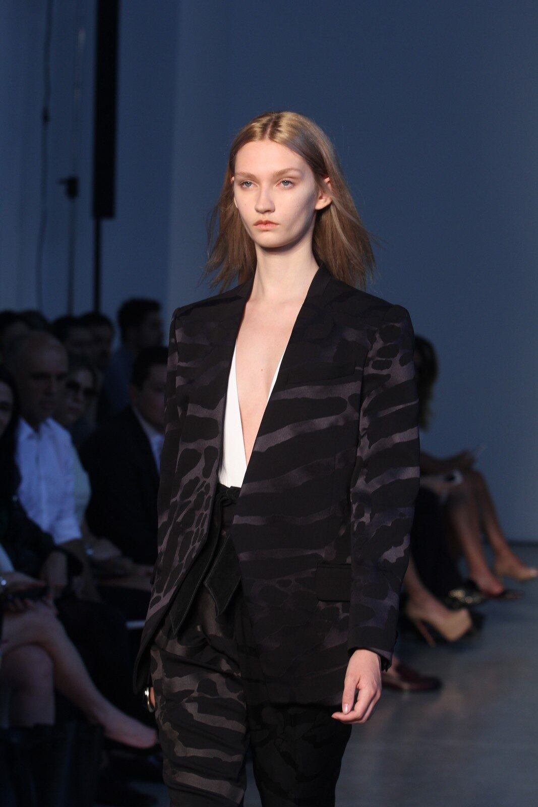 O segundo dia de desfiles da temporada inverno 2015 da São Paulo Fashion Week começou com a coleção do estilista Pedro Lourenço, nesta terça-feira (4). As modelos entraram na passarela após uma hora de atraso e vestiram peças feitas de diferentes materiais, que iam desde os trabalhos com paetês até detalhes com argolas de meta. Além dos casacos e saias que deram um ar sexy à coleção, as sandálias com saltos largos, arredondados e amarrações no tornozelo também foram destaque na passarela