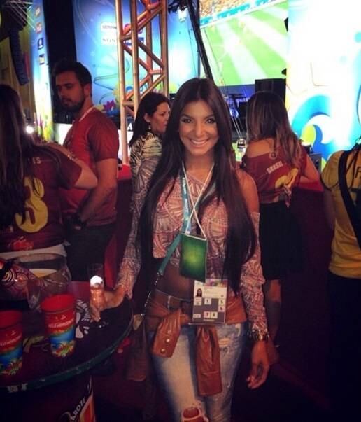 A gata nasceu no México, mas sua missão na Copa do Mundo é cobrir a
Costa Rica. Jale Berahimi tem dado sorte ao time neste Mundial. Além de
estar trabalhando, a candidata a musa do torneio está aproveitando muito
as belas praias brasileiras! Confira...


