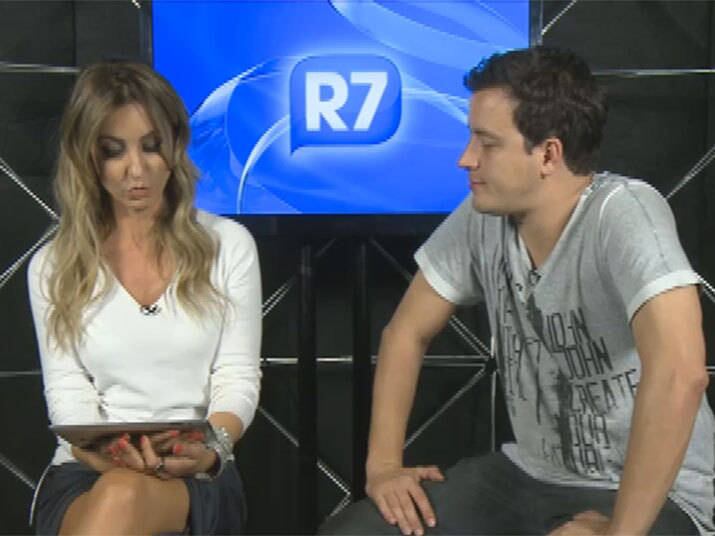 Você está rodeado de 30 mulheres. Alguma delas te
paquerou? Não precisa dizer quem é ou quem foi...  

— Eu não sei, sabia?! Não sei muito o que passa pela
cabeça das meninas ali. Elas me olham, eu olho para elas. Mas seguro minha
onda. Acho que elas me olham muito mais porque a gente já criou uma afinidade,
me achem um cara legal. Um cara bacana e engraçado. Claro que algumas a gente
olha e fala: "Esse não é um olhar apenas de admiração ou amizade". Não
dou muita vazão ainda. Espero ela sair do programa. Espero elas saírem, terem
seus dates e, depois, me sinalizarem se rolou ou não e se ela se apaixonou pelo
cara. Depois, quem sabe, a gente possa ter alguma coisa

+ Rafael Cortez responde a perguntas dos internautas sobre o Me Leva Contigo

+ Rapaz bate-boca com participante e critica: “Acho que não gostei dela não. É muito magrinha”

+ Interesse por livros se torna motivo de desempate para Reinaldo escolher com quem será seu encontro
