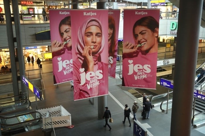 Os anúncios de uma nova linha de doces vegetarianos da marca Katjes apresentam uma mulher muçulmana vestindo um lenço e outras três mulheres não usando o hijab. A campanha publicitária provocou protestos indignados nas mídias sociais. Críticos dizem que a campanha promove a supressão dos direitos das mulheres e encoraja a "islamização" da Alemanha.