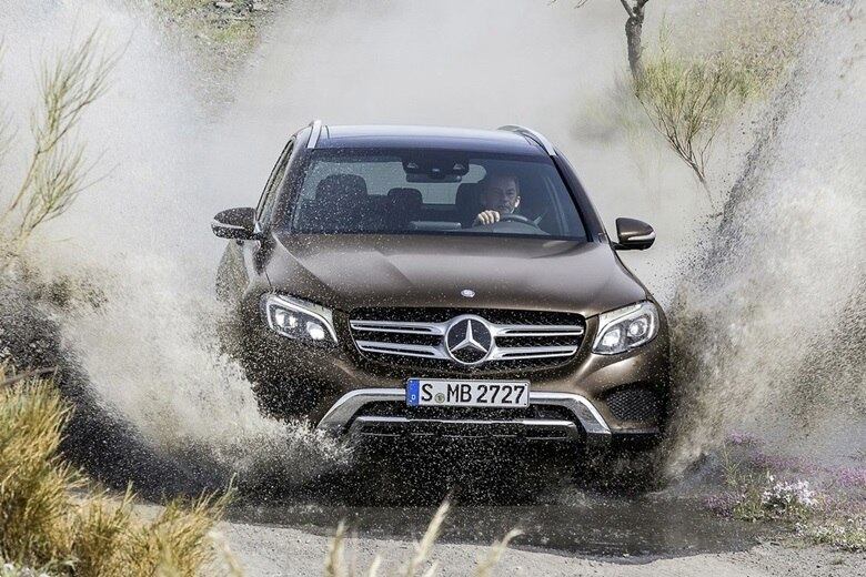 Como todo utilitário-esportivo, o GLC tem suas pretensões off-road, embora a maioria dos proprietários dificilmente vá se aventurar em trilhas. Destaque para a tração integral em quase todas as versões e a eletrônica embarcada, que terá um sistema para condução fora-de-estrada com cinco programas de ajuste