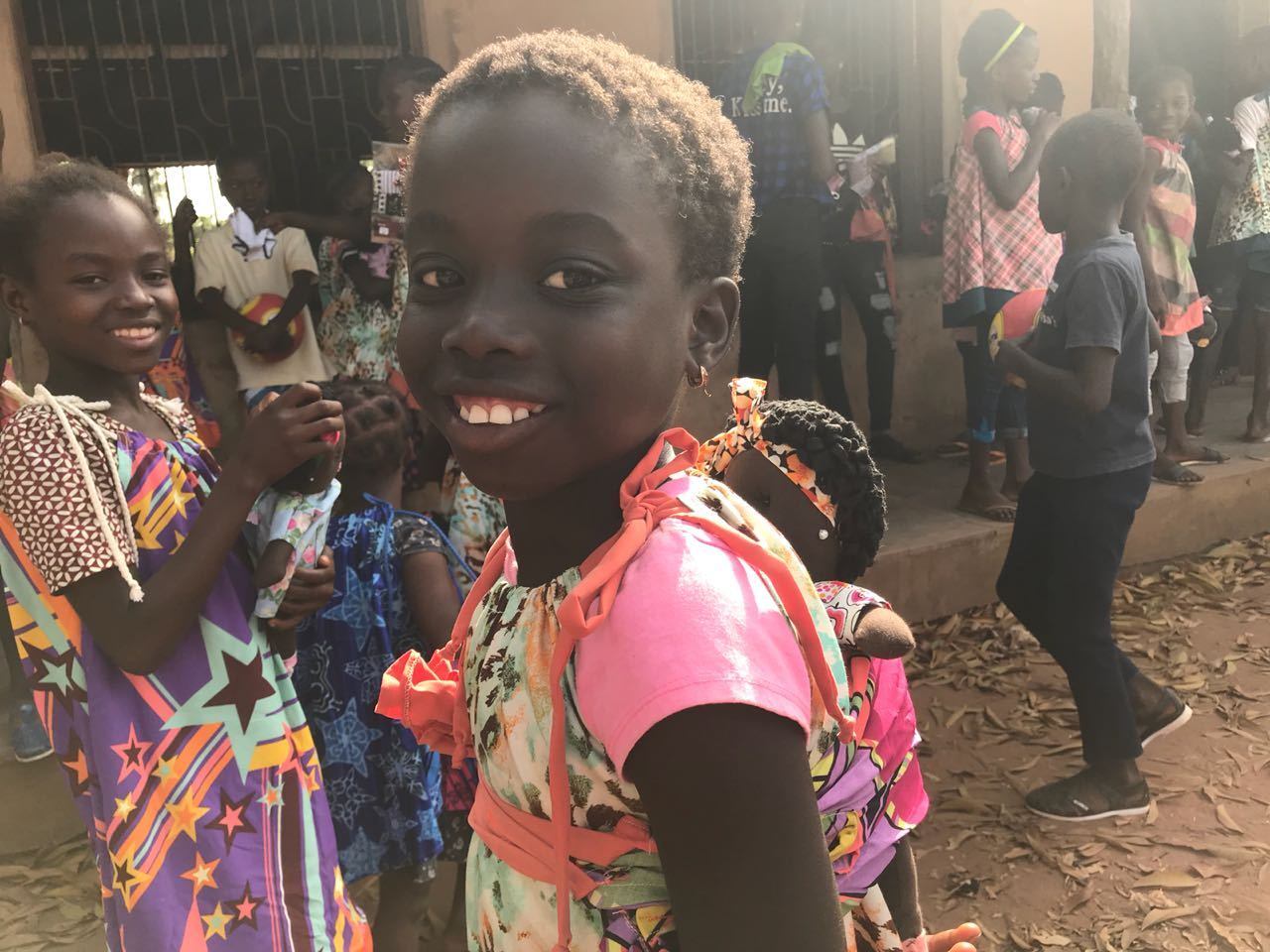 Os brinquedos são entregues para educadores e profissionais da saúde que distribuem para as crianças abordando a prevenção de abusos e falam sobre cuidados com a saúde