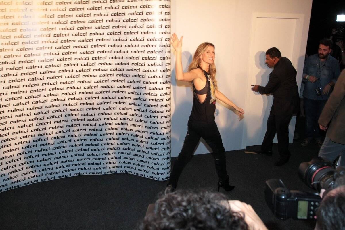Gisele Bündchen posa nos bastidores do desfile da Colcci na SPFW