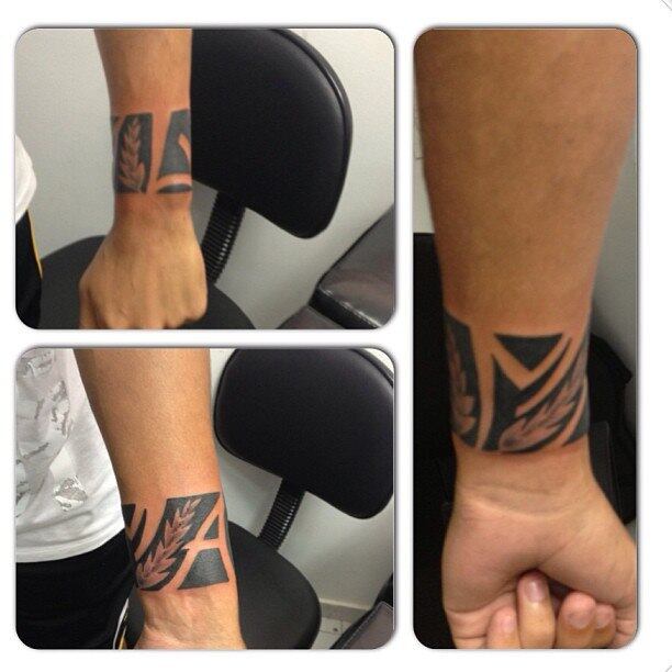 Além da paixão pelo futebol e pelas baladas, Romarinho gosta
também de tatuagens. Esta no punho é apenas uma das várias que o jogador tem em
seu corpo