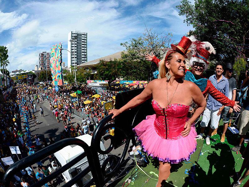 Grande nome do axé, a cantora Sarajane desfilou na tarde desta segunda-feira (27) no Campo Grande, em Salvador. Homenageando Chacrinha, a cantora recebeu Rita Cadilac em cima do trio no circuito Osmar
Experimente grátis toda a programação da Record no R7 Play