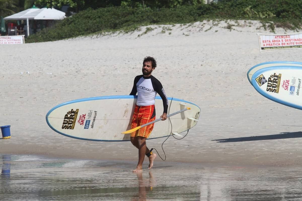 Bruno Gagliasso e Ricardo Pereira praticam stand up paddle na praia da Barra da Tijuca, no Rio