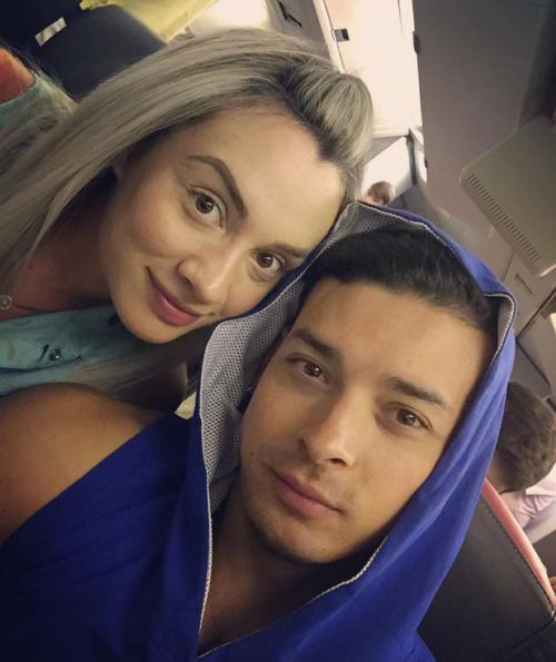 Já Felipe resolveu registrar o momento no qual os pombinhos estavam prontos para decolar e deixar o Brasil
+ Dez fatos provam que a vida do cachorrinho de Juju Salimeni é melhor que a sua
+ As Pragas do Legendários! Juju Salimeni e Hulk Magrelo jantam pizza de grilo: "Senti a perninha"
+ Assista às íntegras do Legendários no R7.com/Play!