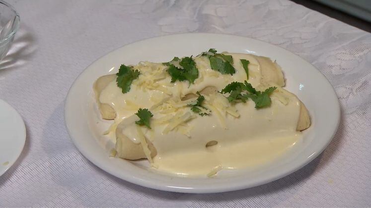 Panqueca de Brócolis com Ricota

Ingredientes (massa)
2 ovos inteiros 
2 xícaras de farinha de trigo 
2 xícaras de leite 
3 colheres de sopa de óleo 
1 colher de caldo de galinha 

Ingredientes (recheio)
1 peça inteira de queijo ricota 
300g de brócolis 
1 copo de requeijão 
 
Modo de preparo (massa)
Bata tudo no liquidificador;
Retire com uma concha;
Doure a frigideira e forme os discos de panquecas. 

Modo de preparo (recheio)
Misture tudo numa tigela e recheie as panquecas.
