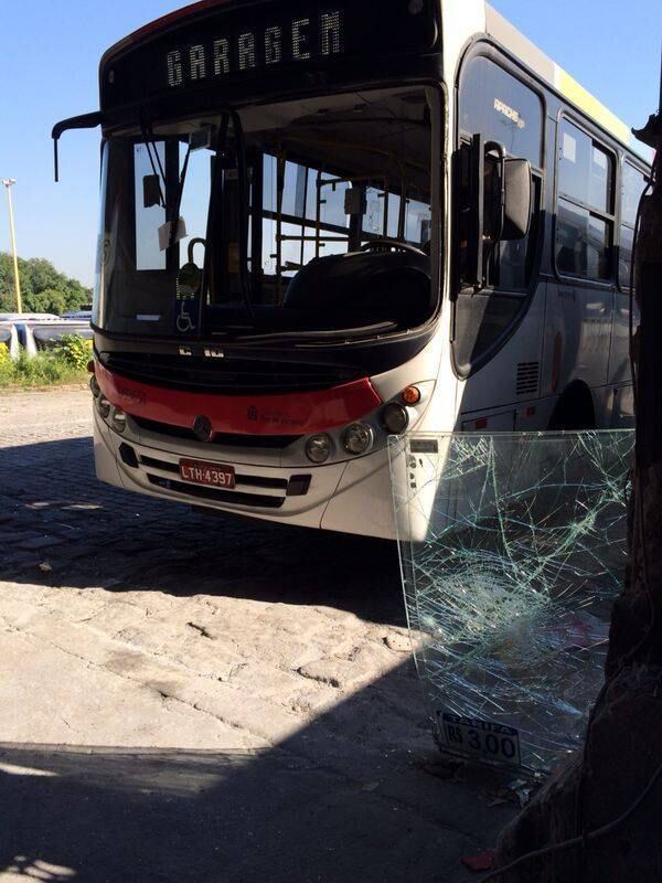 Este ônibus teve o parabrisas quebrado