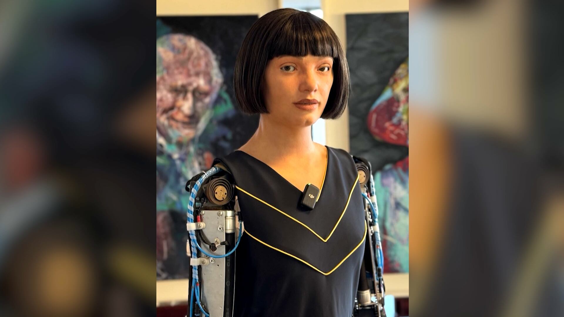 Robô humanoide faz pintura em óleo sobre tela do rei Charles 3º