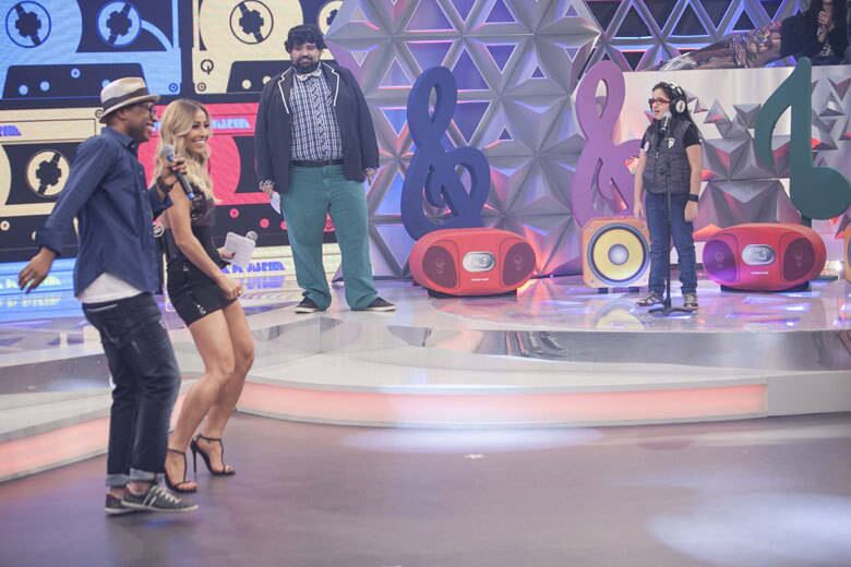 

Colorido, diversificado e, muitas vezes, temático. Os
visuais de Totoro são um show à parte em todas as edições do Programa da
Sabrina. Para o desfile de modas personalizado sair do papel, os estilistas
Maitê Chasseraux e Paulo Paranhos, responsáveis pelo visual e que recebem a
ajuda da assistente Bruna Gama, fazem de tudo para encontrar as peças ideais.
Saiba como elas são confeccionadas
Texto: Rafael Molica

+ Quer seguir o Programa da Sabrina no Twitter? Clique aqui!

+ Acompanhe a atração no Facebook!

+ “Toque divertido, quase um personagem dos quadrinhos”, diz figurinista sobre looks de Totoro
