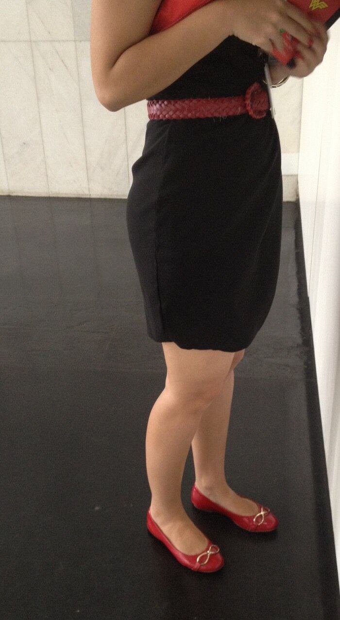 Uma visitante para no café da Câmara para uma pausa na manhã de quinta-feira (3). Saias com o comprimento acima do joelho podem estar com os dias contados no Parlamento

Leia mais