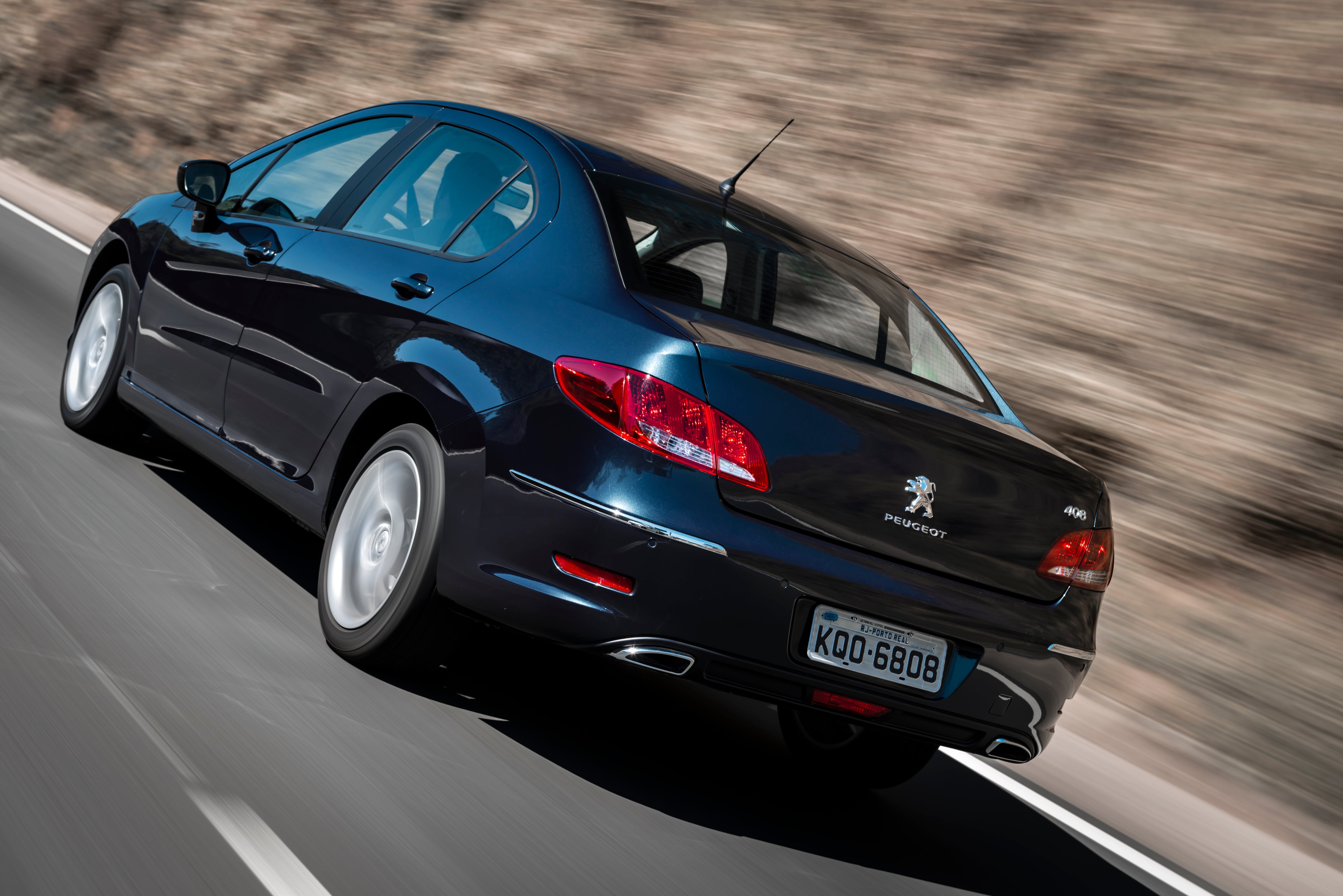 O Supremo pediu que os carros fossem da cor preta metálica, vidros elétricos e bancos em couro