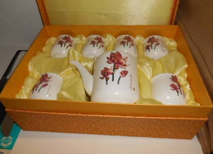 O ano começou com os leilões. Após ter a ex-OGX, atual Ogpar, mergulhada em dívidas e em recuperação judicial, o empresário mudou a sede da empresa no Rio de Janeiro.

Com um espaço menor, um leilão foi realizado, em março, para vender mais de 700 itens do seu antigo escritório. A venda incluía computadores, tablets, fragmentadora de papel, impressora, scanners, cadeiras, vasos e até mesmo um conjunto de bule, xícaras e pires (foto), que tinha como lance inicial o valor de R$ 30
