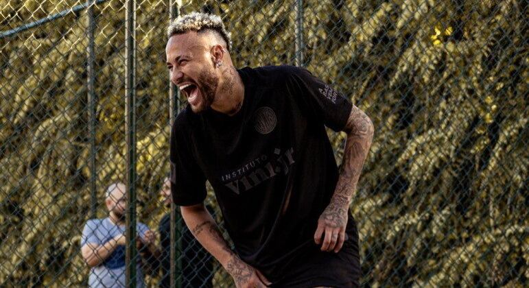 Recém-chegado ao Al-Hilal e com um salário de 80 milhões de euros por temporada, Neymar Jr. tem mais um motivo para continuar sorrindo de orelha a orelha. O craque brasileiro recebeu as chaves do seu quadriplex em Balneário Camboriú, em Santa Catarina