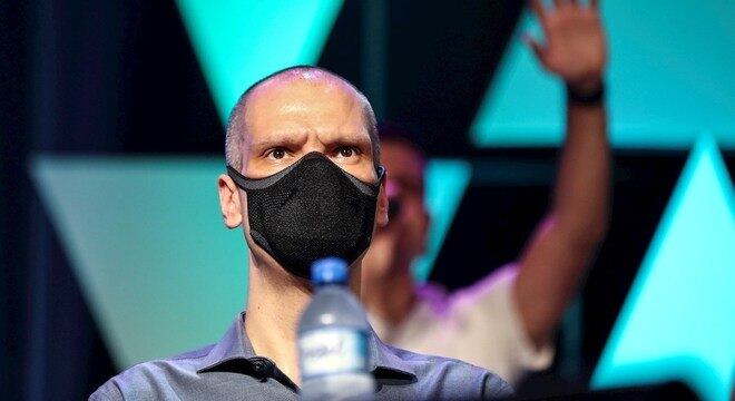 Fora do debate, Bruno Covas vira alvo de críticas em embate de candidatos