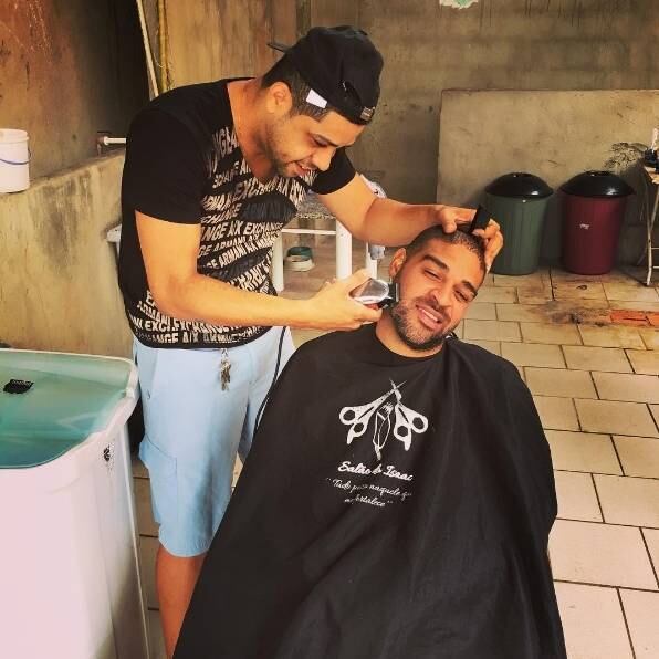Na última segunda (27), o Imperador publicou uma imagem em que aparece cortando o cabelo em uma comunidade carioca