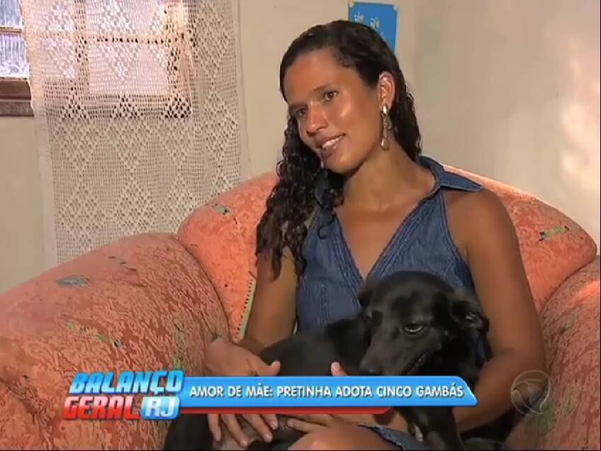 "Eu vi ela e me apaixonei, acabei adotando", conta a estudante Sthephanie Maldonado sobre a relação com a cachorra  