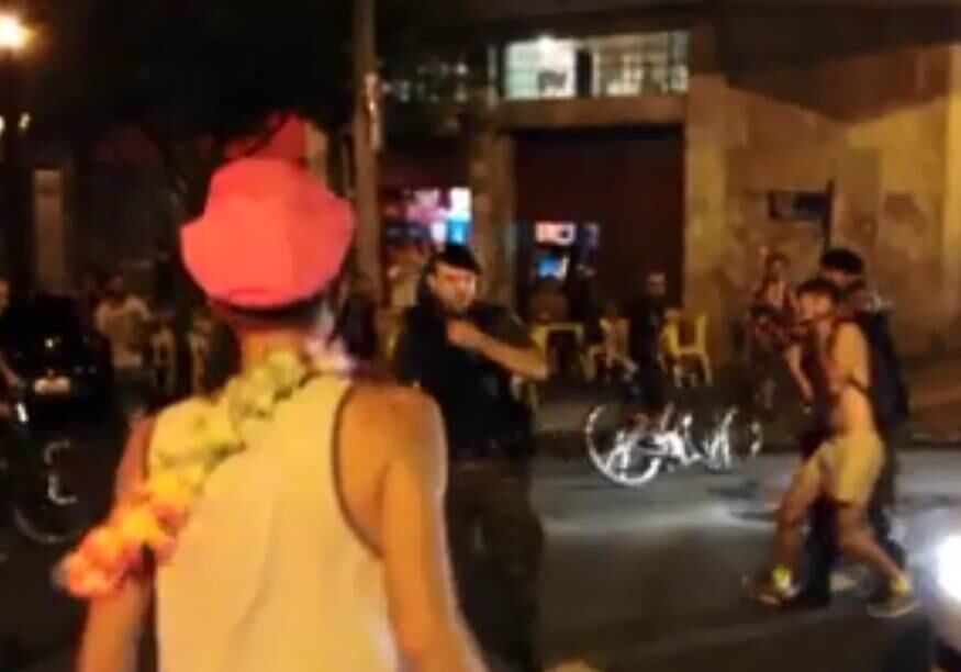 Militares agridem folião que teve a bicicleta atropelada por viatura