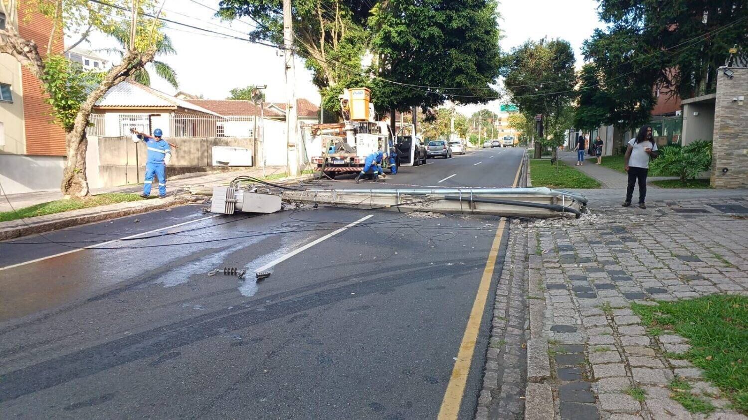Caminhão desgovernado derruba poste, deixa bairro sem luz e motorista foge
