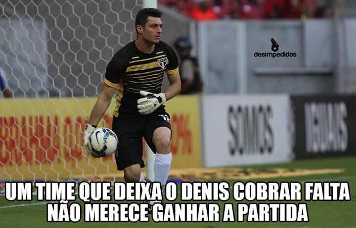 Sobre meme até para o goleiro Dênis, do São Paulo, que tentou bater uma falta à la Rogério Ceni, mas deu ruim