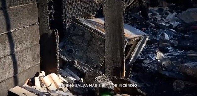 No
momento do incêndio, o pai do menino estava trabalhando como segurança em outra
cidade e foi o mais rápido possível para casa para tentar ver como estava sua
família. Quando chegou lá, todos estavam bem, graças ao menino