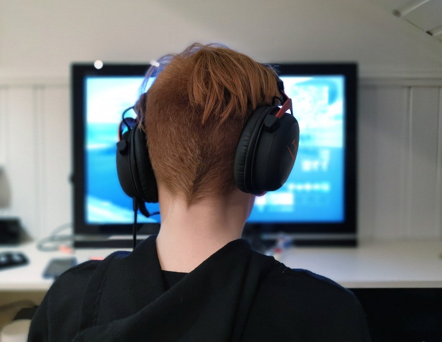 Não levar a sério - Apenas assistir ou, pior, acumular as aulas online não vai ajudar a aprender  e reter o conteúdo. É preciso dedicação: fazer atividades propostas, ler, praticar redação, fazer exercícios, tirar dúvidas. Apenas assistir vídeos ou lives e não estudar não resolve nada