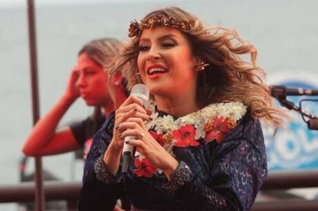 Claudia Leitte usa microfone especial para acertar tom da voz