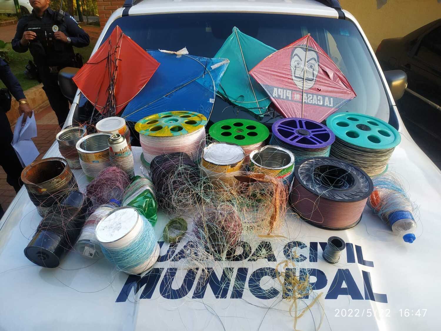 Ao todo, foram apreendida
s 40 latas com linhas