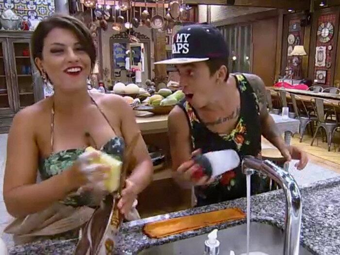 Uma relação complicada DH teve com Babi Rossi. Ao longo do reality, o
clima era de cordialidade e muitas brincadeiras
+ Assista ao momento: Com 44,38% dos votos, DH é o grande vencedor da sétima temporada da Fazenda
+ Relembre alguns dos banhos sensuais que marcaram a Fazenda 7
+ Reveja as maiores amizades criadas entre os peões em A Fazenda 7
+ Reveja as maiores brigas e barracos da sétima edição do reality
+ Reveja os peões que mostraram mais do que queriam no reality
+ Reveja os peões mais polêmicos de A Fazenda 7