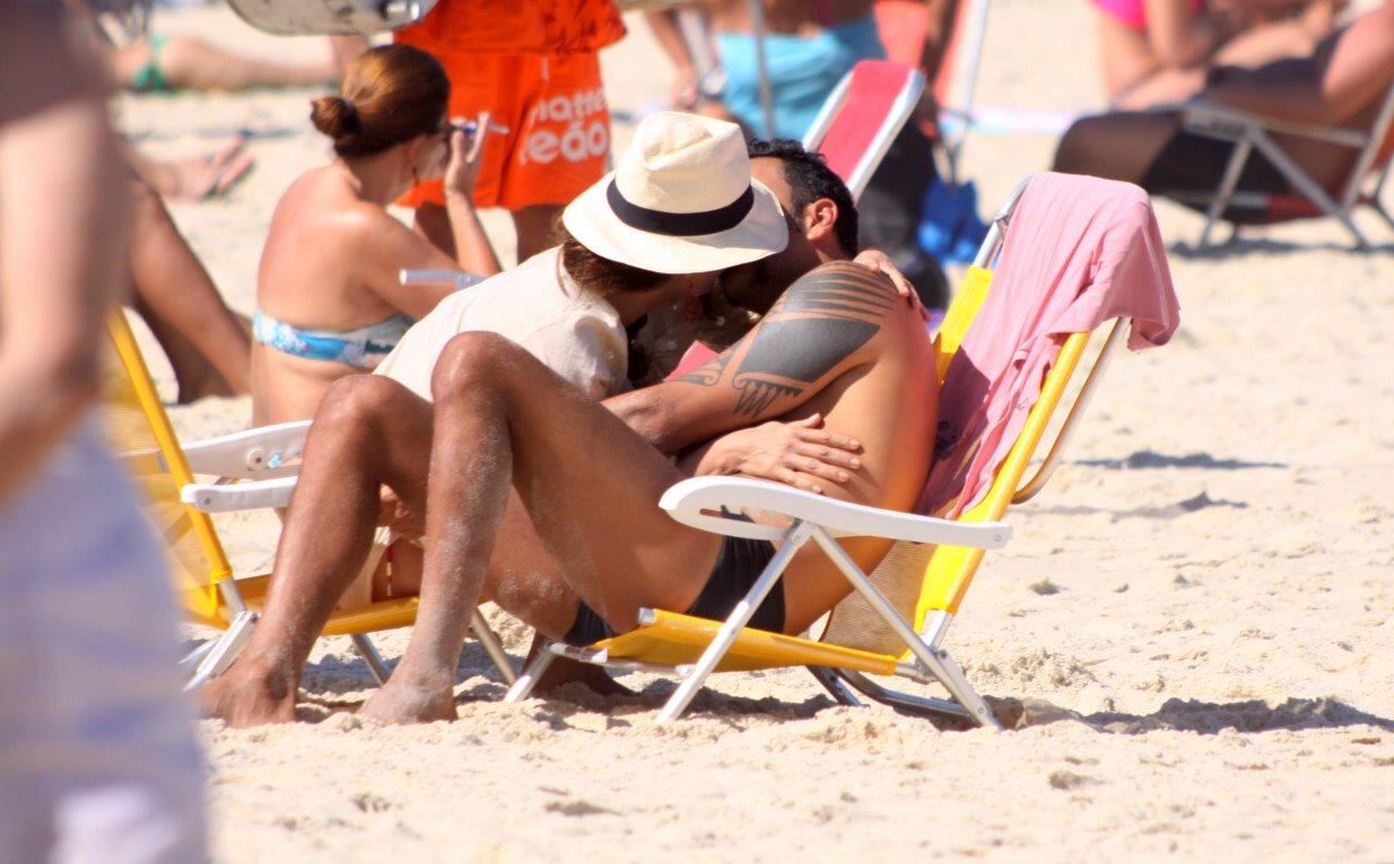 O casal escolheu a badalada praia do Leblon para se curtir um pouquinho