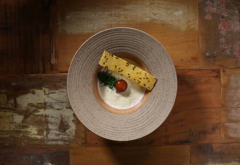 Na prova de estreia do Top Chef, o prato autoral gema, café e tulha feito por Giovanna ganhou destaque! A cremosidade dos ingredientes surpreendeu a jurada Ailin Aleixo, que elogiou a chef pelo belíssimo trabalho. Giovanna começou com o pé direito! 
