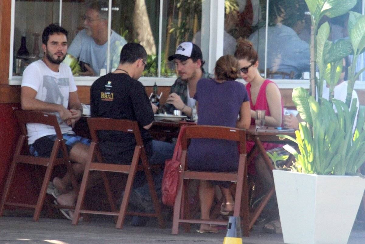 Nathália Dill almoça com namorado e amigos no Rio de Janeiro