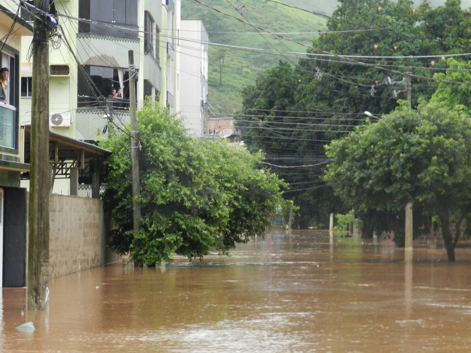 O nível do rio Castelo subiu seis metros e inundou ruas de vários bairros do município, deixando moradores ilhados