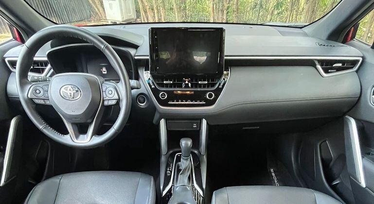 Corolla Cross XRE é austero por dentro e tem interior simplificado