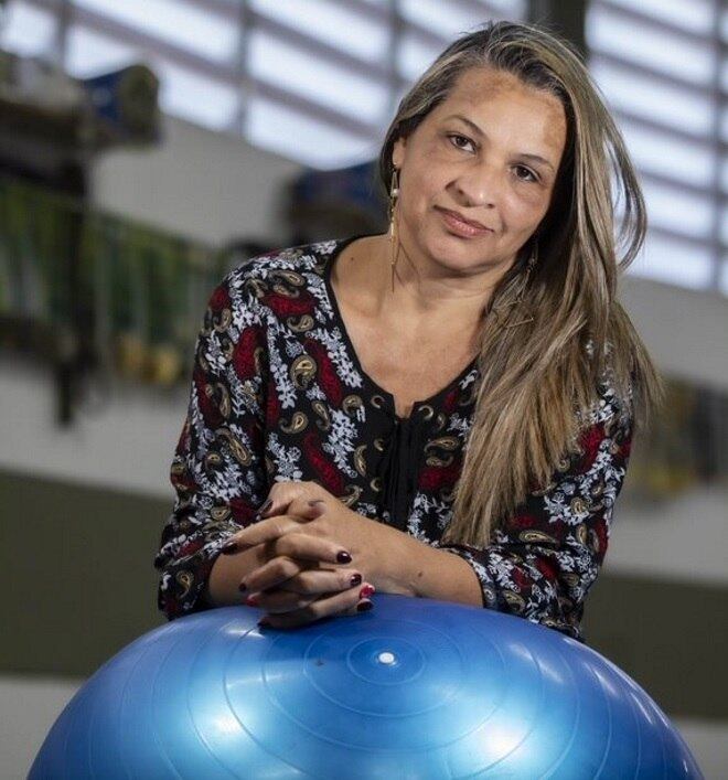 Ao relembrar o desespero vivido naquela manhã, logo após tomar conhecimento do tiroteio ocorrido, Marilene Barbosa, de 46 anos, mãe de Rhillary, diz que se esforça para manter a saúde mental da filha