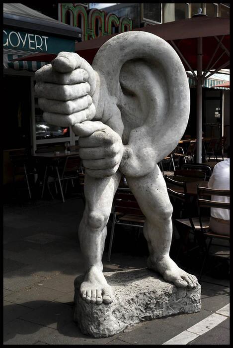 Esculturas de rua costumam ser criadas com o objetivo de relembrar fatos ou datas, despertar a atenção das pessoas para determinados assuntos ou simplesmente para entreter as pessoas